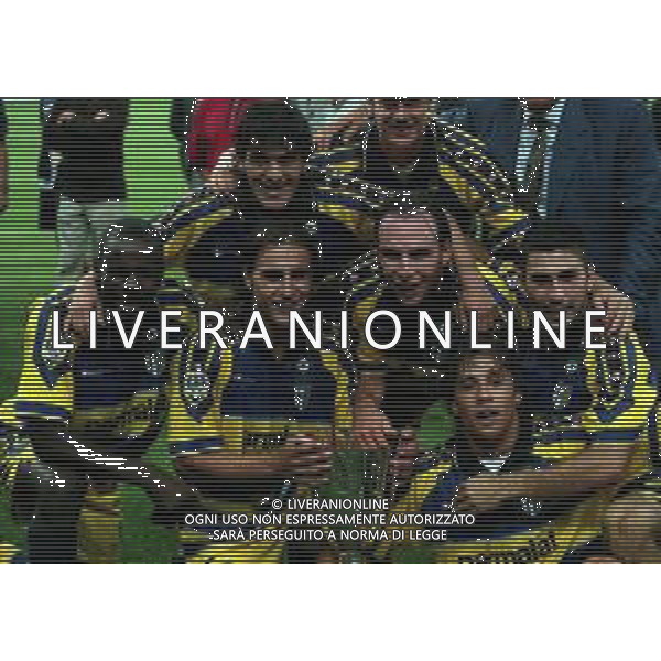 21-08-1999 MILANO- FINALE DI SUPERCOPPA ITALIANA MILAN PARMA 1-2 NELLA FOTO PREMIAZIONE DELLA SQUADRA DEL PARMA CALCIO CON LA SUPERCOPPA ITALIANA AG ALDO LIVERANI SAS