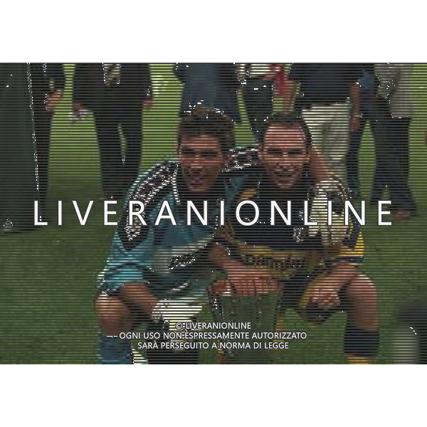 21-08-1999 MILANO- FINALE DI SUPERCOPPA ITALIANA MILAN PARMA 1-2 NELLA FOTO GIANLUIGI BUFFON E ALAIN BOGHOSSIAN CON LA SUPERCOPPA ITALIANA AG ALDO LIVERANI SAS