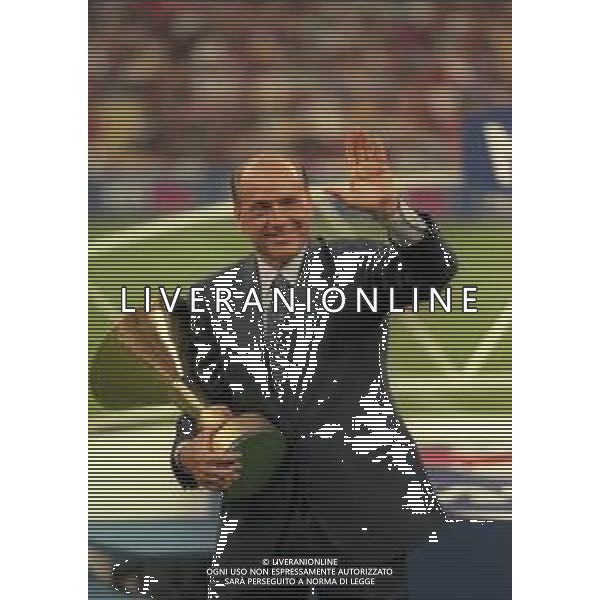 21-08-1999 MILANO- FINALE DI SUPERCOPPA ITALIANA MILAN PARMA 1-2 NELLA FOTO SILVIO BERLUSCONI PRESIDENTE DEL MILAN CALCIO CON LA COPPA PER LA VITTORIA DEL CAMPIONATO AG ALDO LIVERANI SAS