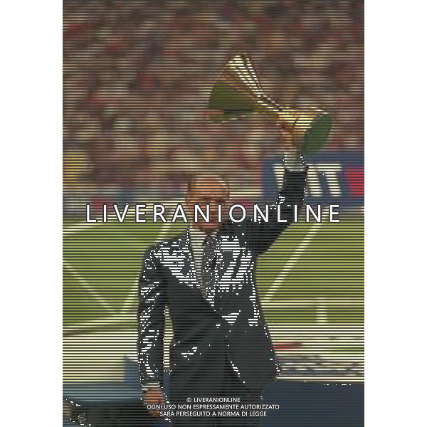 21-08-1999 MILANO- FINALE DI SUPERCOPPA ITALIANA MILAN PARMA 1-2 NELLA FOTO SILVIO BERLUSCONI PRESIDENTE DEL MILAN CALCIO CON LA COPPA PER LA VITTORIA DEL CAMPIONATO AG ALDO LIVERANI SAS