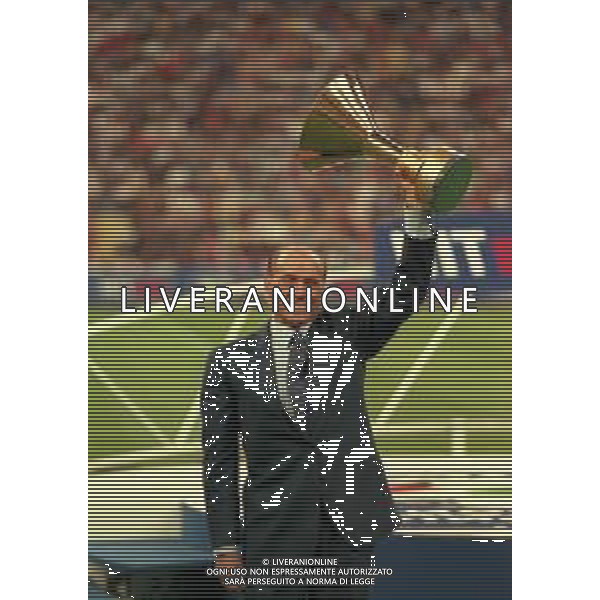 21-08-1999 MILANO- FINALE DI SUPERCOPPA ITALIANA MILAN PARMA 1-2 NELLA FOTO SILVIO BERLUSCONI PRESIDENTE DEL MILAN CALCIO CON LA COPPA PER LA VITTORIA DEL CAMPIONATO AG ALDO LIVERANI SAS
