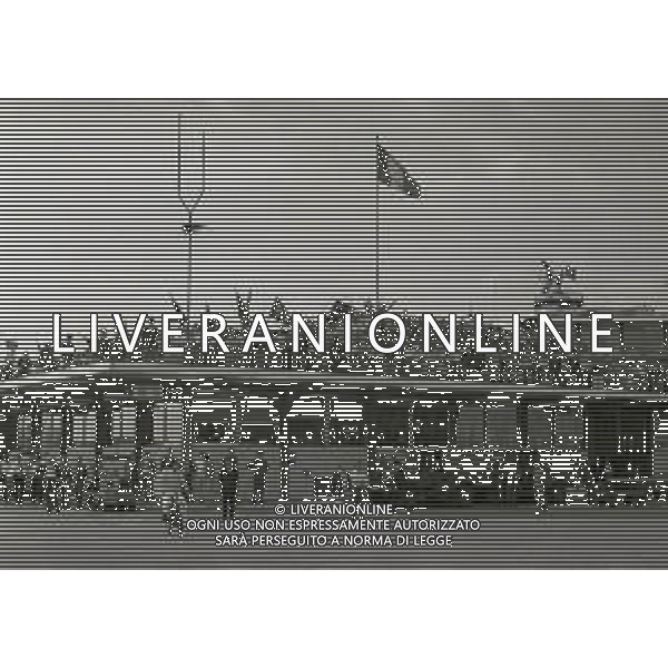 1969 MILANO ARRIVO DELLA SQUADRA DEL MILAN DA LONDRA CON LA COPPA DEI CAMPIONI NELLA FOTO TIFOSI MILAN AG ALDO LIVERANI SAS