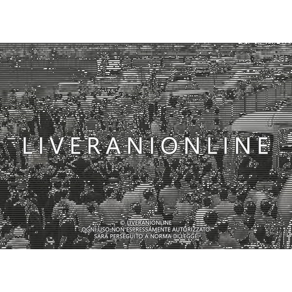 1969 MILANO ARRIVO DELLA SQUADRA DEL MILAN DA LONDRA CON LA COPPA DEI CAMPIONI NELLA FOTO TIFOSI MILAN AG ALDO LIVERANI SAS