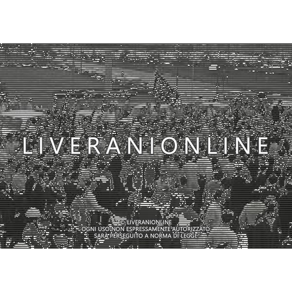 1969 MILANO ARRIVO DELLA SQUADRA DEL MILAN DA LONDRA CON LA COPPA DEI CAMPIONI NELLA FOTO TIFOSI MILAN AG ALDO LIVERANI SAS