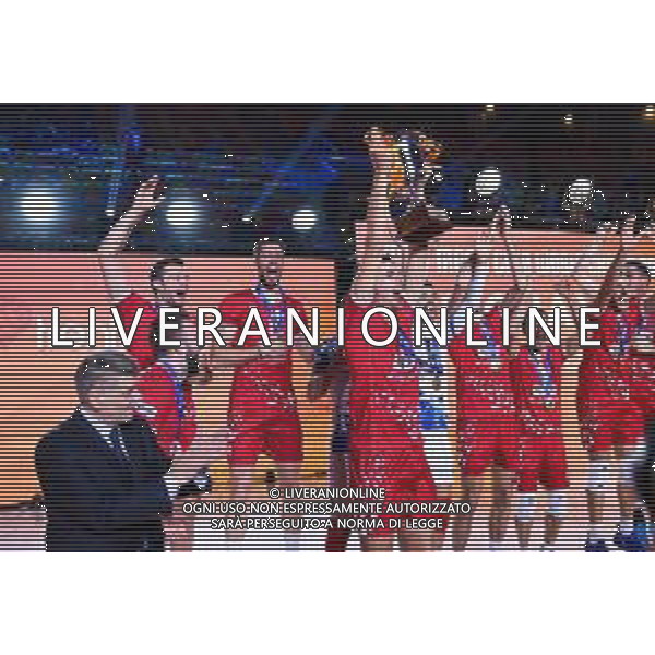 2018.12.02 Czestochowa Siatkowka FIVB Klubowe Mistrzostwa Swiata w Pilce Siatkowej Mezczyzn Polska 2018 Final Cucine Lube Civitanova - Trentino Volley N/z puchar radosc zwyciestwo wygrana trofeum feta radosc Trentino Volley klubowi mistrzowie swiata Simone Giannelli Divide Candellaro Foto Lukasz Sobala / Press Focus 2018.12.02 Czestochowa Volleyball Mens Club World Championship Poland 2018 Final Cucine Lube Civitanova - Trentino Volley puchar radosc zwyciestwo wygrana trofeum feta radosc Trentino Volley klubowi mistrzowie swiata Simone Giannelli Divide Candellaro Credit: Lukasz Sobala / Press Focus / NEWSPIX.PL --- Newspix.pl AG ALDO LIVERANI SAS