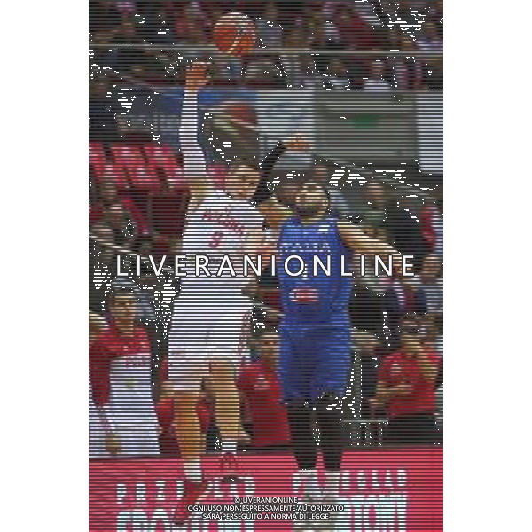 2018.12.02 Gdansk Mecz kwalifikacyjny do Mistrzostw Swiata Chiny 2019 Polska - Wlochy N/z Mateusz Ponitka Pietro Aradori Foto Piotr Matusewicz / PressFocus 2018.12.02 Gdansk Basketball Qualification match World Cup China 2019 Poland - Italy Mateusz Ponitka Pietro Aradori Credit: Piotr Matusewicz / PressFocus / NEWSPIX.PL --- Newspix.pl AG ALDO LIVERANI SAS