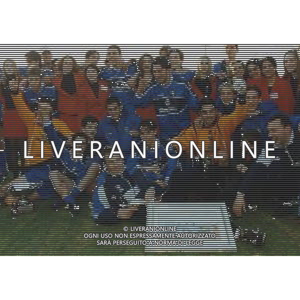 2000 TORNEO DI VIAREGGIO NELLA FOTO I GIOCATORI DELL\'EMPOLI CALCIO FESTEGGIANO LA VITTORIA DEL TORNEO DI VIAREGGIO AG ALDO LIVERANI SAS