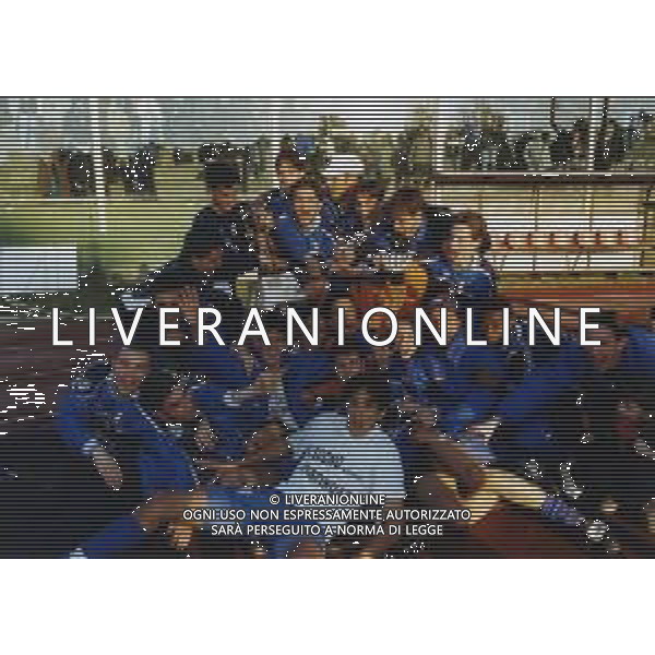 2000 TORNEO DI VIAREGGIO NELLA FOTO I GIOCATORI DELL\'EMPOLI CALCIO FESTEGGIANO LA VITTORIA DEL TORNEO DI VIAREGGIO AG ALDO LIVERANI SAS