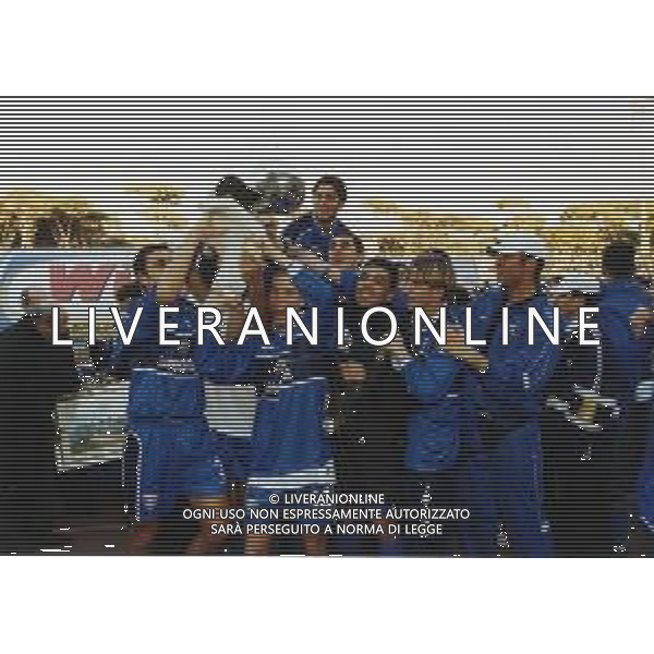 2000 TORNEO DI VIAREGGIO NELLA FOTO I GIOCATORI DELL\'EMPOLI CALCIO FESTEGGIANO LA VITTORIA DEL TORNEO DI VIAREGGIO AG ALDO LIVERANI SAS