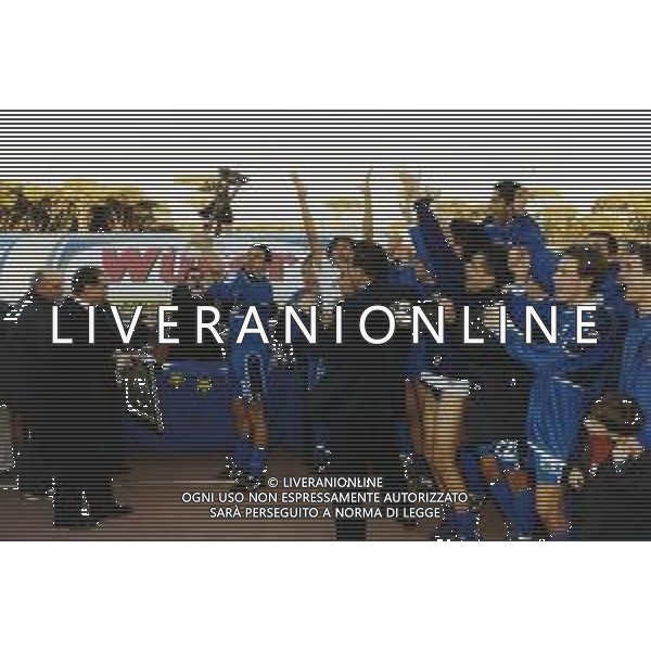 2000 TORNEO DI VIAREGGIO NELLA FOTO I GIOCATORI DELL\'EMPOLI CALCIO FESTEGGIANO LA VITTORIA DEL TORNEO DI VIAREGGIO AG ALDO LIVERANI SAS