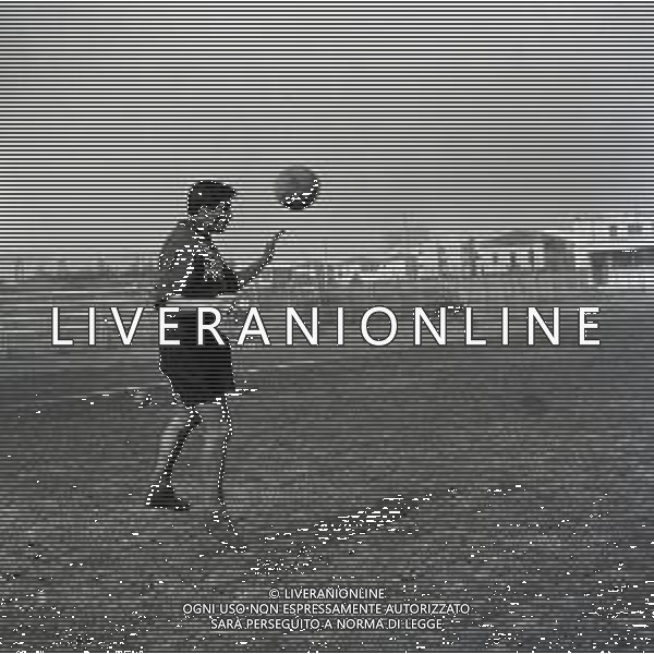 1960 RETROSPETTIVA FONTANA ALFIO CALCIATORE NELLA FOTO ALFIO FONTANA IN ALLENAMENTO CON LA MAGLIA DEL MILAN AG ALDO LIVERANI SAS