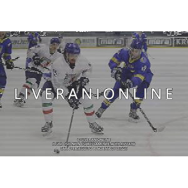 TYCHY 12.12.2018 SPORT HOKEJ NA LODZIE MISTRZOSTWA SWIATA U20 DYWIZJI 1B ICE HOCKEY U20 WORLD CHAMPIONSHIP DIVISION I - GROUP B UKRAINA - WLOCHY UKRAINE - ITALY NZ. STEPHAN DELUCA (ITA) ARTEM BUZOVERYA (UKR) FOT. MICHAL CHWIEDUK / FOKUSMEDIA/NEWSPIX.PL --- Newspix.pl AG ALDO LIVERANI SAS