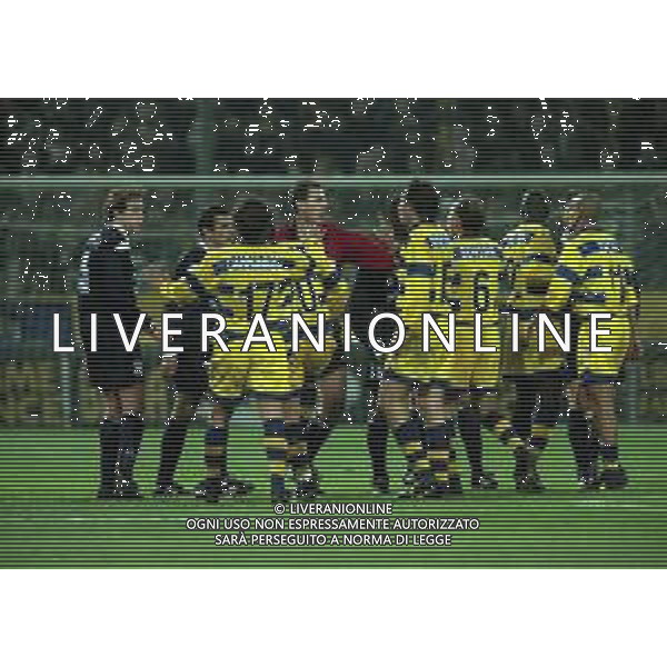 16-03-1999 PARMA COPPA UEFA PARMA BORDEAUX 6-0 NELLA FOTO DISCUSSIONE TRA I GIOCATORI DAVANTI ALL\'ARBITRO PEDERSEN AG ALDO LIVERANI SAS