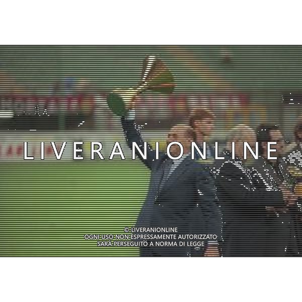 21-08-1999 MILANO- SUPERCOPPA ITALIANA MILAN- PARMA 1-2 NELLA FOTO SILVIO BERLUSCONI CON LA COPPA DEL CAMPIONATO AG ALDO LIVERANI SAS