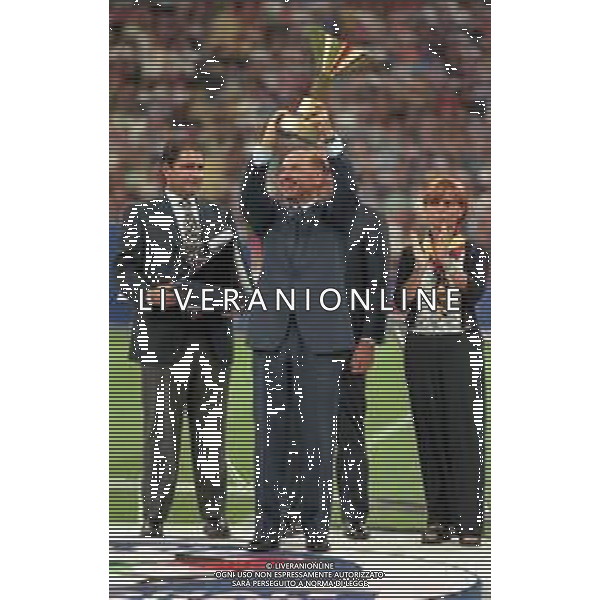 21-08-1999 MILANO- SUPERCOPPA ITALIANA MILAN- PARMA 1-2 NELLA FOTO SILVIO BERLUSCONI CON LA COPPA DEL CAMPIONATO AG ALDO LIVERANI SAS