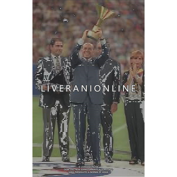 21-08-1999 MILANO- SUPERCOPPA ITALIANA MILAN- PARMA 1-2 NELLA FOTO SILVIO BERLUSCONI CON LA COPPA DEL CAMPIONATO AG ALDO LIVERANI SAS
