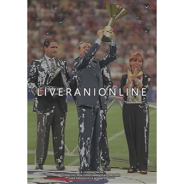 21-08-1999 MILANO- SUPERCOPPA ITALIANA MILAN- PARMA 1-2 NELLA FOTO SILVIO BERLUSCONI CON LA COPPA DEL CAMPIONATO AG ALDO LIVERANI SAS