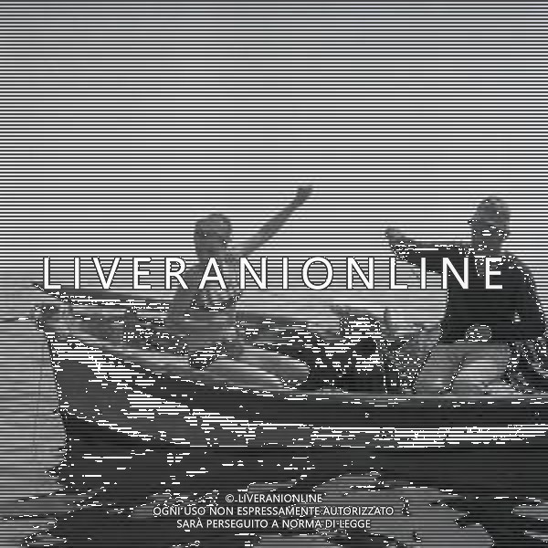 1964 CESENATICO GIORGIO GHEZZI AL MARE CON LA MOGLIE AG ALDO LIVERANI SAS