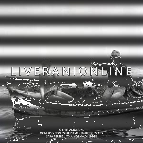 1964 CESENATICO GIORGIO GHEZZI AL MARE CON LA MOGLIE AG ALDO LIVERANI SAS