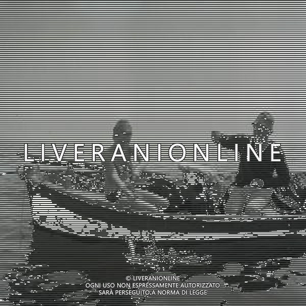 1964 CESENATICO GIORGIO GHEZZI AL MARE CON LA MOGLIE AG ALDO LIVERANI SAS