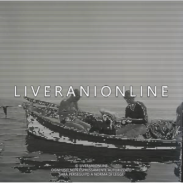 1964 CESENATICO GIORGIO GHEZZI AL MARE CON LA MOGLIE AG ALDO LIVERANI SAS