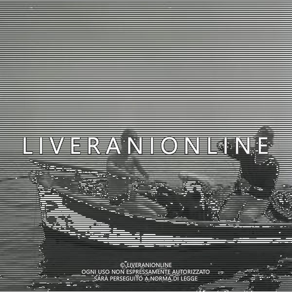1964 CESENATICO GIORGIO GHEZZI AL MARE CON LA MOGLIE AG ALDO LIVERANI SAS