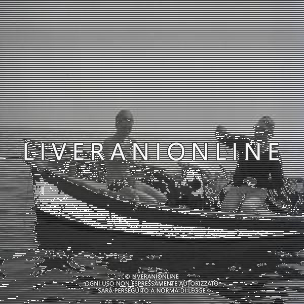 1964 CESENATICO GIORGIO GHEZZI AL MARE CON LA MOGLIE AG ALDO LIVERANI SAS
