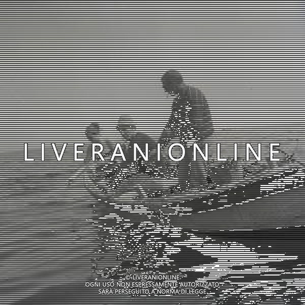 1964 CESENATICO GIORGIO GHEZZI AL MARE CON LA MOGLIE AG ALDO LIVERANI SAS
