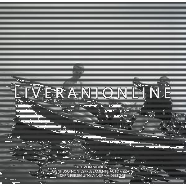 1964 CESENATICO GIORGIO GHEZZI AL MARE CON LA MOGLIE AG ALDO LIVERANI SAS