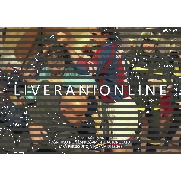 20-04-1999 BOLOGNA COPPA UEFA SEMIFINALE DI RITORNO BOLOGNA -MARSIGLIA 1-1 NELLA FOTO INCIDENTI FRA GIOCATORI A FINE GARA tra dugarry e michele parametti AG ALDO LIVERANI SAS