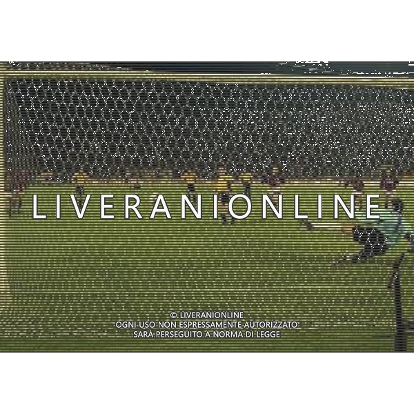 20-04-1999 BOLOGNA COPPA UEFA SEMIFINALE DI RITORNO BOLOGNA -MARSIGLIA 1-1 NELLA FOTO RIGORE MARSIGLIA AG ALDO LIVERANI SAS