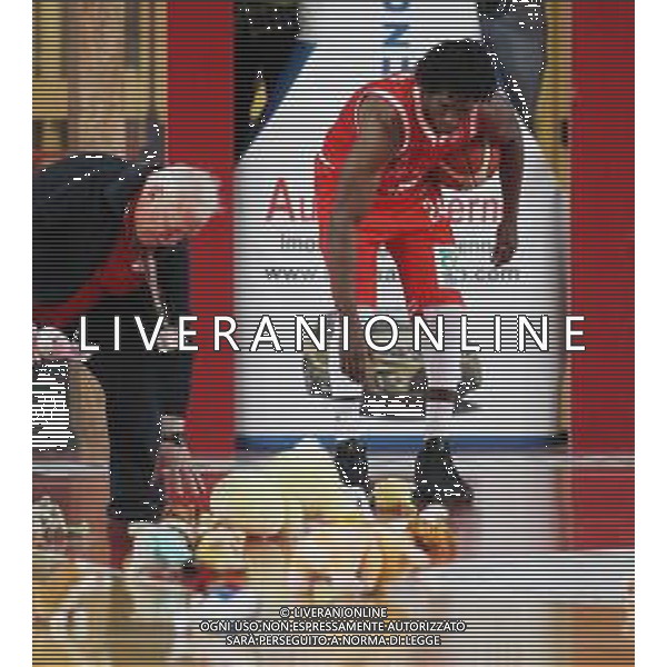IMOLA 23 12 2018 LE NATURELLE -CENTO BASKET SERIE A2 NELLA FOTO GIOCATORI RACCOLGONO I PUPAZZETTI GETTATI IN CAMPO DAI FANS foto gianni sanna-ag aldo liverani sas