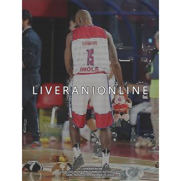 IMOLA 23 12 2018 LE NATURELLE -CENTO BASKET SERIE A2 NELLA FOTO GIOCATORI RACCOLGONO I PUPAZZETTI GETTATI IN CAMPO DAI FANS foto gianni sanna-ag aldo liverani sas