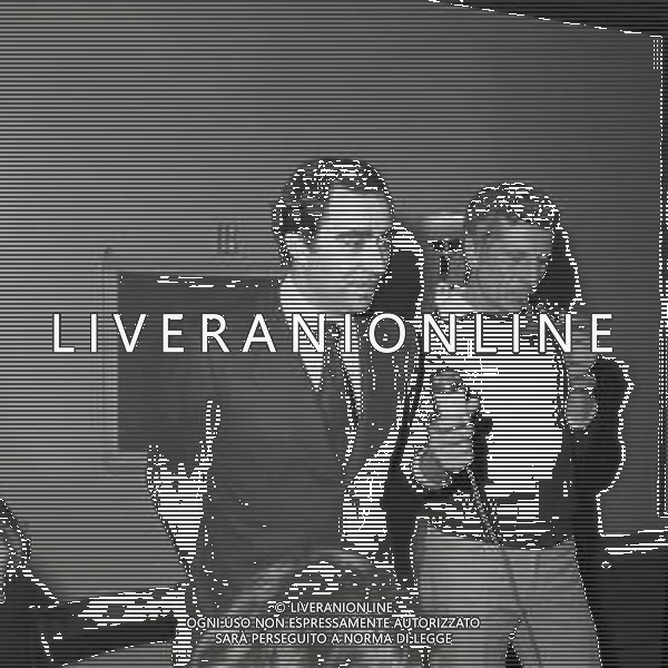 1974 RIENTRO DELLA NAZIONALE ITALIANA DAI CAMPIONATI DEL MONDO GERMANIA 74 CONFERENZA STAMPA DI ITALO ALLODI E FRANCO CARRARO NELLA FOTO FRANCO CARRARO INTERVISTATO DA ALFREDO PIGNA AG ALDO LIVERANI SAS