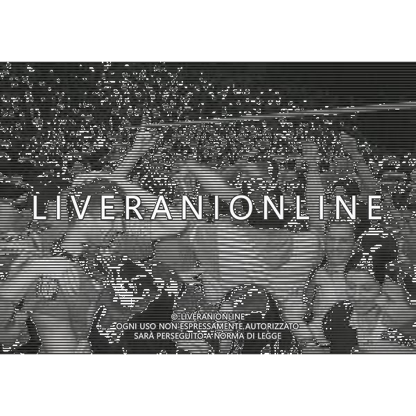 27-04-1994 MILANO - FORUM DI ASSAGO FINALE SCUDETTO MILAN VOLLEY SISLEY TREVISO NELLA FOTO I GIOCATORI DELL SISLEY TREVISO ESULTANO A FINE GARA PER LA VITTORIA DELLO SCUDETTO AG ALDO LIVERANI SAS
