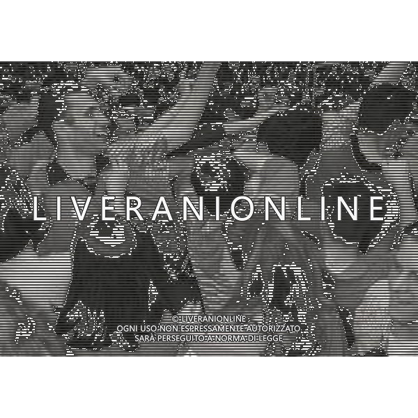 27-04-1994 MILANO - FORUM DI ASSAGO FINALE SCUDETTO MILAN VOLLEY SISLEY TREVISO NELLA FOTO I GIOCATORI DELL SISLEY TREVISO ESULTANO A FINE GARA PER LA VITTORIA DELLO SCUDETTO AG ALDO LIVERANI SAS