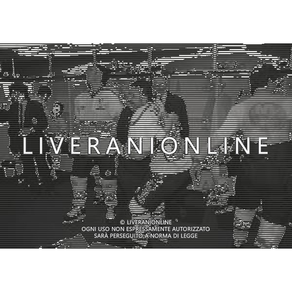 1992-1993 -CAMPIONATO DI HOCKEY SU GHIACCIO SERIE A MILANO-FINALE 5 PARTITA HOCKEY MILANO LIONS -BOLZANO NELLA FOTO I GIOCATORI DELL\'HOCKEY MILANO LION FESTEGGIANO LA VITTORIA DEL SECONDO SCUDETTO AG ALDO LIVERANI SAS