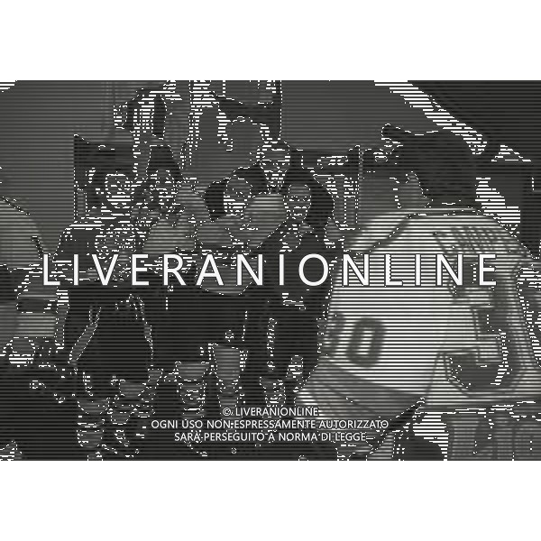 1992-1993 -CAMPIONATO DI HOCKEY SU GHIACCIO SERIE A MILANO-FINALE 5 PARTITA HOCKEY MILANO LIONS -BOLZANO NELLA FOTO I GIOCATORI DELL\'HOCKEY MILANO LION FESTEGGIANO LA VITTORIA DEL SECONDO SCUDETTO AG ALDO LIVERANI SAS
