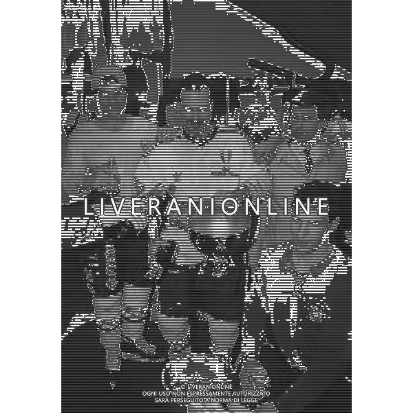 1992-1993 -CAMPIONATO DI HOCKEY SU GHIACCIO SERIE A MILANO-FINALE 5 PARTITA HOCKEY MILANO LIONS -BOLZANO NELLA FOTO I GIOCATORI DELL\'HOCKEY MILANO LION FESTEGGIANO LA VITTORIA DEL SECONDO SCUDETTO AG ALDO LIVERANI SAS