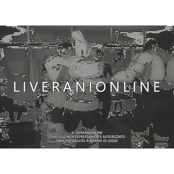 1992-1993 -CAMPIONATO DI HOCKEY SU GHIACCIO SERIE A MILANO-FINALE 5 PARTITA HOCKEY MILANO LIONS -BOLZANO NELLA FOTO I GIOCATORI DELL\'HOCKEY MILANO LION FESTEGGIANO LA VITTORIA DEL SECONDO SCUDETTO AG ALDO LIVERANI SAS