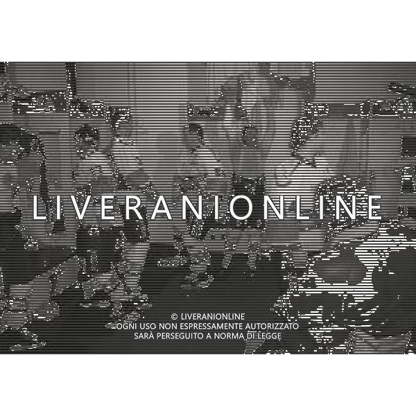 1992-1993 -CAMPIONATO DI HOCKEY SU GHIACCIO SERIE A MILANO-FINALE 5 PARTITA HOCKEY MILANO LIONS -BOLZANO NELLA FOTO I GIOCATORI DELL\'HOCKEY MILANO LION FESTEGGIANO LA VITTORIA DEL SECONDO SCUDETTO AG ALDO LIVERANI SAS