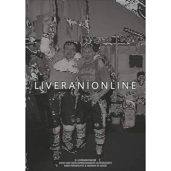 1992-1993 -CAMPIONATO DI HOCKEY SU GHIACCIO SERIE A MILANO-FINALE 5 PARTITA HOCKEY MILANO LIONS -BOLZANO NELLA FOTO I GIOCATORI DELL\'HOCKEY MILANO LION FESTEGGIANO LA VITTORIA DEL SECONDO SCUDETTO AG ALDO LIVERANI SAS