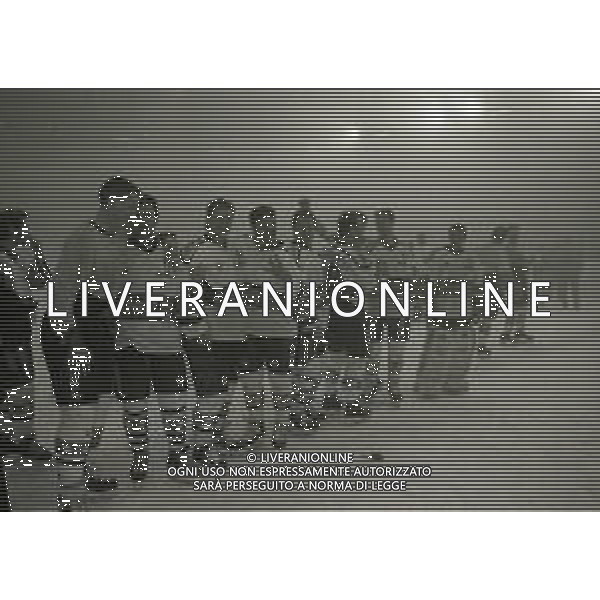 1992-1993 -CAMPIONATO DI HOCKEY SU GHIACCIO SERIE A MILANO-FINALE 5 PARTITA HOCKEY MILANO LIONS -BOLZANO NELLA FOTO I GIOCATORI DELL\'HOCKEY MILANO LION FESTEGGIANO LA VITTORIA DEL SECONDO SCUDETTO AG ALDO LIVERANI SAS