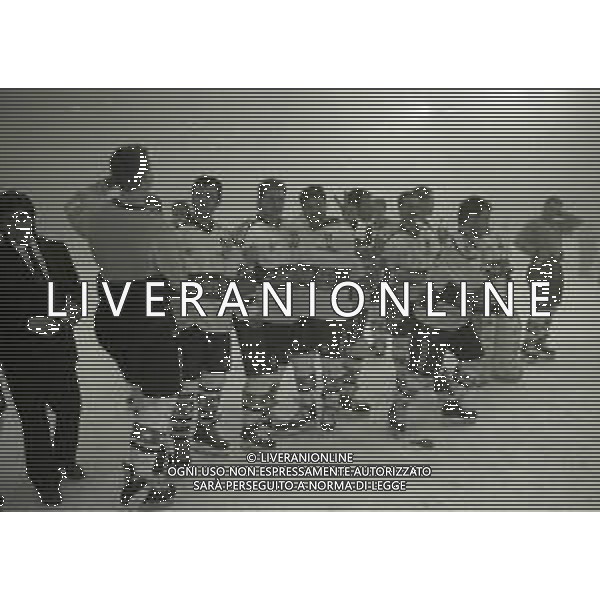 1992-1993 -CAMPIONATO DI HOCKEY SU GHIACCIO SERIE A MILANO-FINALE 5 PARTITA HOCKEY MILANO LIONS -BOLZANO NELLA FOTO I GIOCATORI DELL\'HOCKEY MILANO LION FESTEGGIANO LA VITTORIA DEL SECONDO SCUDETTO AG ALDO LIVERANI SAS