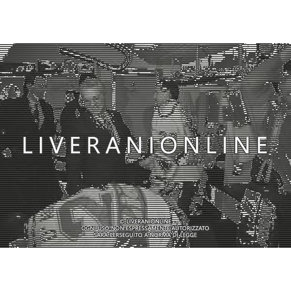 1992-1993 -CAMPIONATO DI HOCKEY SU GHIACCIO SERIE A MILANO-FINALE 5 PARTITA HOCKEY MILANO LIONS -BOLZANO NELLA FOTO I GIOCATORI DELL\'HOCKEY MILANO LION FESTEGGIANO LA VITTORIA DEL SECONDO SCUDETTO AG ALDO LIVERANI SAS