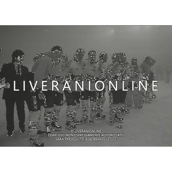 1992-1993 -CAMPIONATO DI HOCKEY SU GHIACCIO SERIE A MILANO-FINALE 5 PARTITA HOCKEY MILANO LIONS -BOLZANO NELLA FOTO I GIOCATORI DELL\'HOCKEY MILANO LION FESTEGGIANO LA VITTORIA DEL SECONDO SCUDETTO AG ALDO LIVERANI SAS
