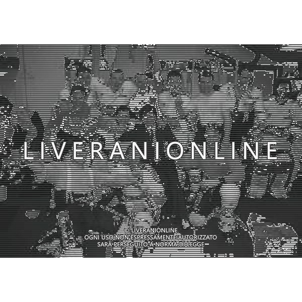 1992-1993 -CAMPIONATO DI HOCKEY SU GHIACCIO SERIE A MILANO-FINALE 5 PARTITA HOCKEY MILANO LIONS -BOLZANO NELLA FOTO I GIOCATORI DELL\'HOCKEY MILANO LION FESTEGGIANO LA VITTORIA DEL SECONDO SCUDETTO AG ALDO LIVERANI SAS