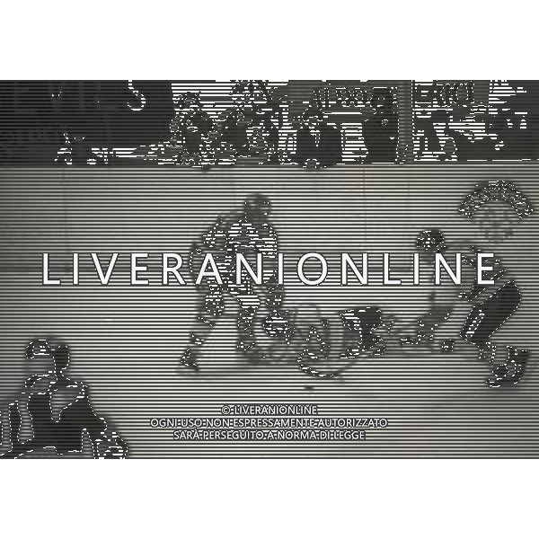 1992-1993 -CAMPIONATO DI HOCKEY SU GHIACCIO SERIE A MILANO-FINALE 5 PARTITA HOCKEY MILANO LIONS -BOLZANO NELLA FOTO I GIOCATORI DELL\'HOCKEY MILANO LION FESTEGGIANO LA VITTORIA DEL SECONDO SCUDETTO AG ALDO LIVERANI SAS