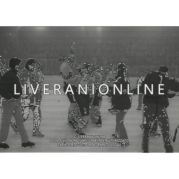 1992-1993 -CAMPIONATO DI HOCKEY SU GHIACCIO SERIE A MILANO-FINALE 5 PARTITA HOCKEY MILANO LIONS -BOLZANO NELLA FOTO I GIOCATORI DELL\'HOCKEY MILANO LION FESTEGGIANO LA VITTORIA DEL SECONDO SCUDETTO AG ALDO LIVERANI SAS
