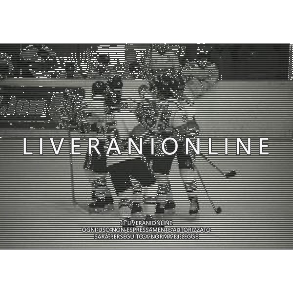 1992-1993 -CAMPIONATO DI HOCKEY SU GHIACCIO SERIE A MILANO-FINALE 5 PARTITA HOCKEY MILANO LIONS -BOLZANO NELLA FOTO I GIOCATORI DELL\'HOCKEY MILANO LION FESTEGGIANO LA VITTORIA DEL SECONDO SCUDETTO AG ALDO LIVERANI SAS